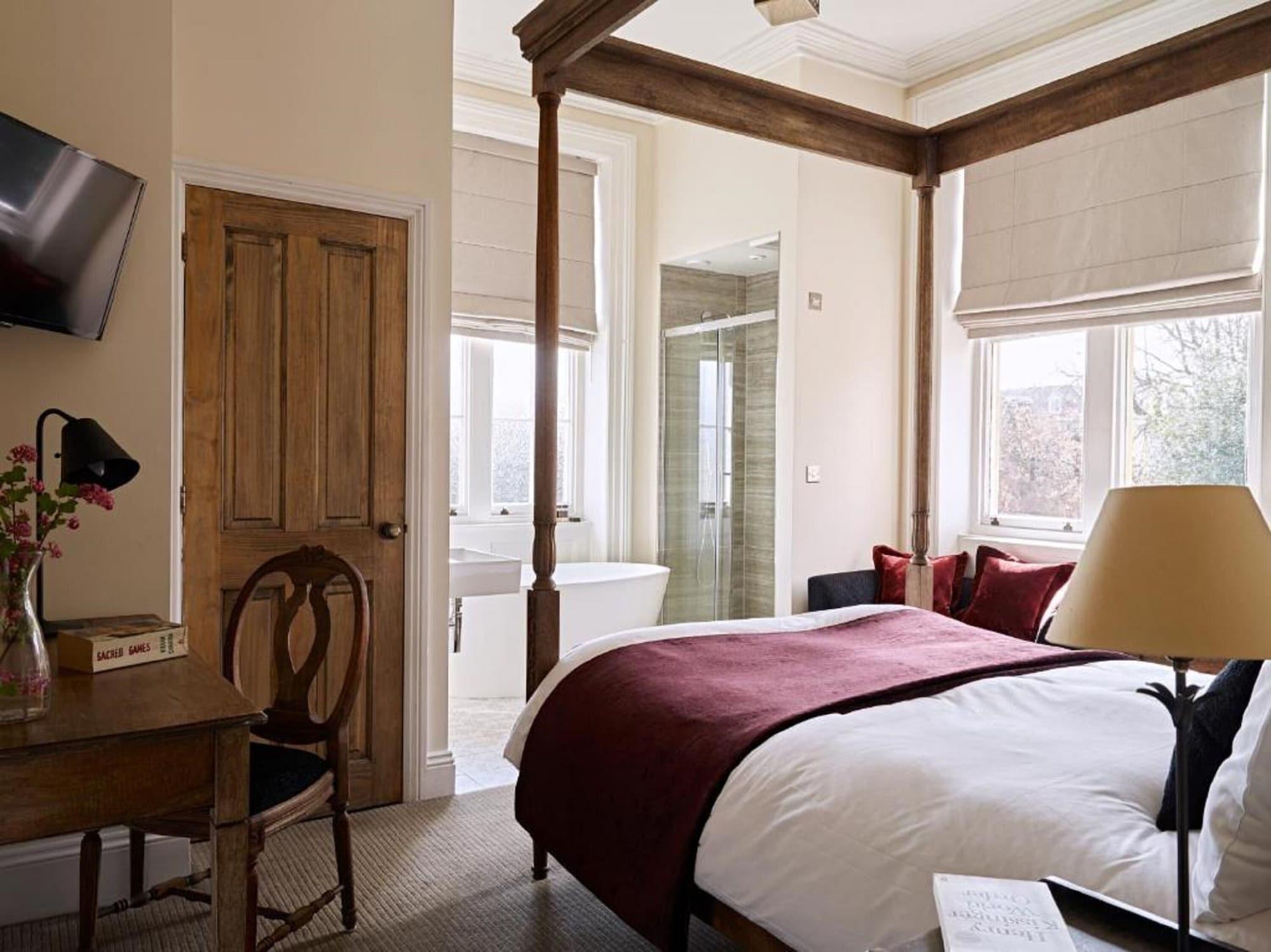 Bed and Breakfast Cotswold Grange Челтенхам Экстерьер фото A bedroom at The Swan Hotel