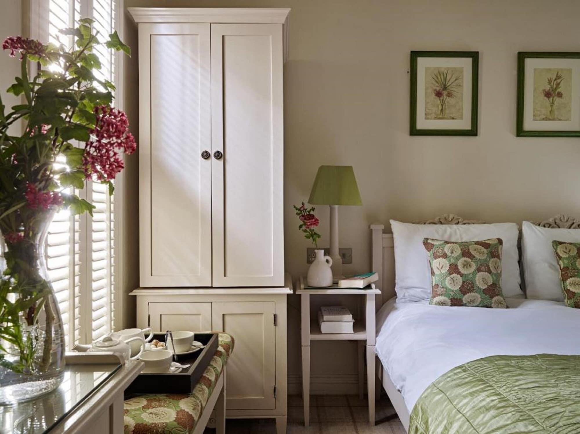 Bed and Breakfast Cotswold Grange Челтенхам Экстерьер фото A bedroom