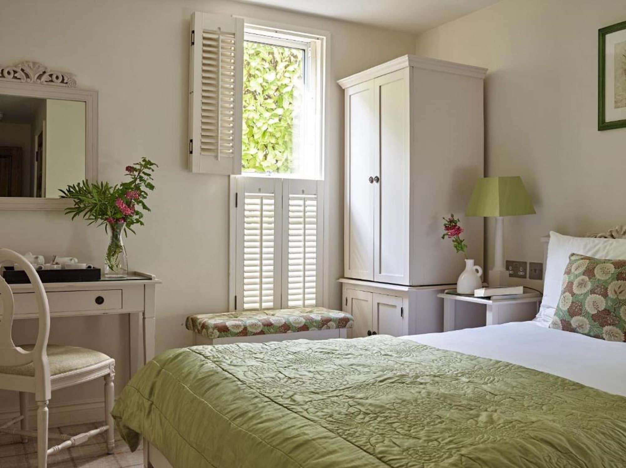 Bed and Breakfast Cotswold Grange Челтенхам Экстерьер фото A bedroom at The Old parsonage