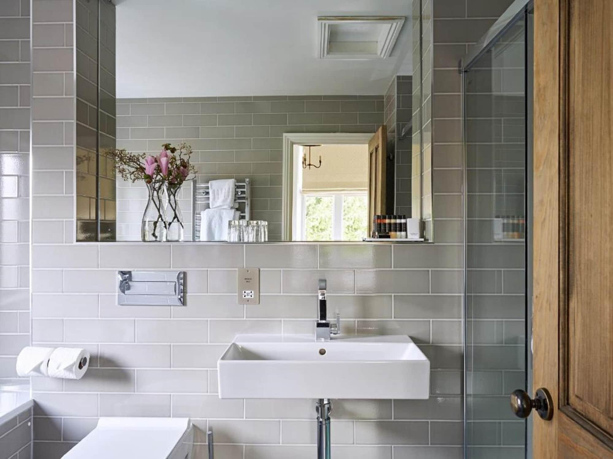 Bed and Breakfast Cotswold Grange Челтенхам Экстерьер фото Bathroom with subway tiles