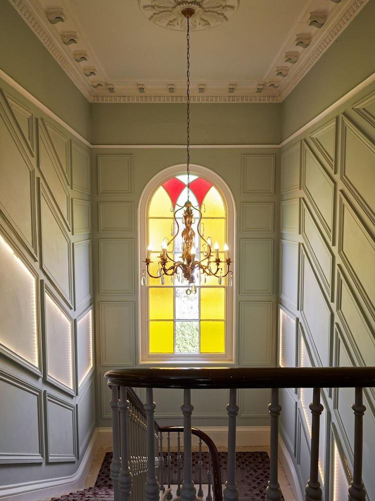 Bed and Breakfast Cotswold Grange Челтенхам Экстерьер фото The staircase