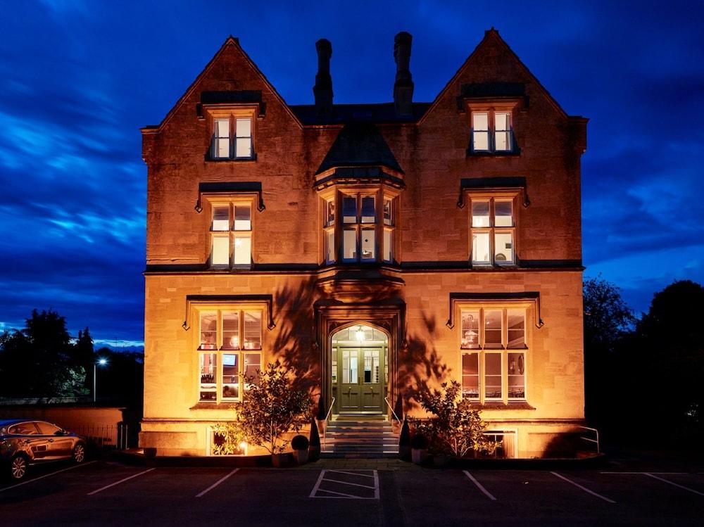 Bed and Breakfast Cotswold Grange Челтенхам Экстерьер фото The Old Rectory, at night