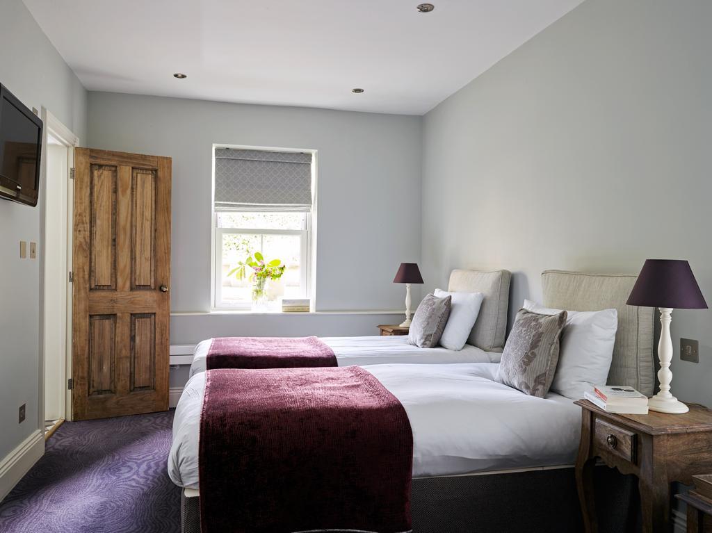 Bed and Breakfast Cotswold Grange Челтенхам Экстерьер фото A room at the hotel