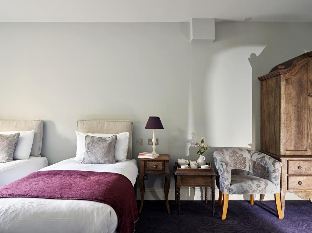 Bed and Breakfast Cotswold Grange Челтенхам Экстерьер фото A room at the hotel