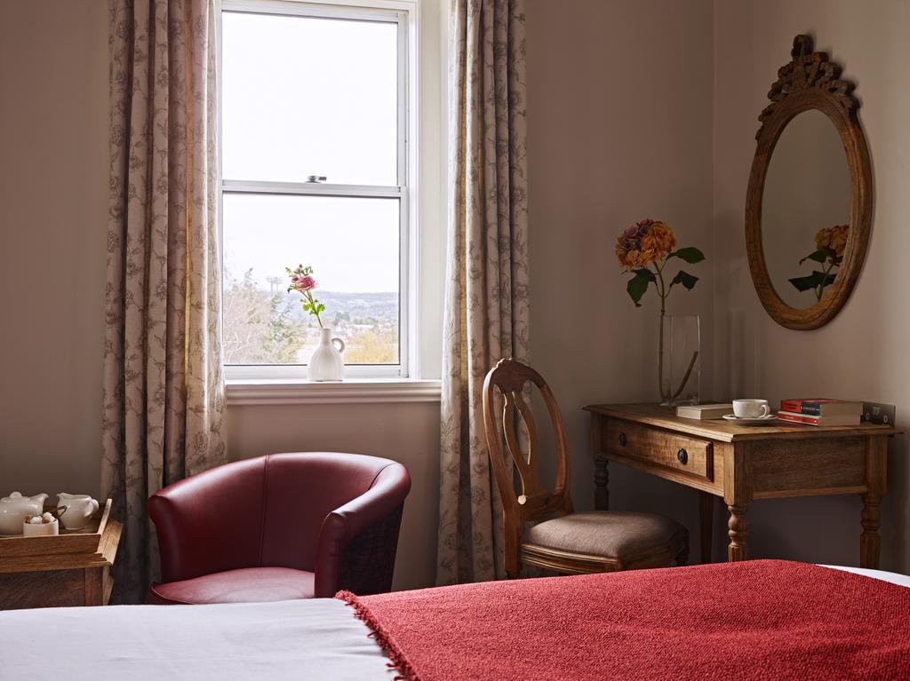 Bed and Breakfast Cotswold Grange Челтенхам Экстерьер фото A bedroom at the hotel