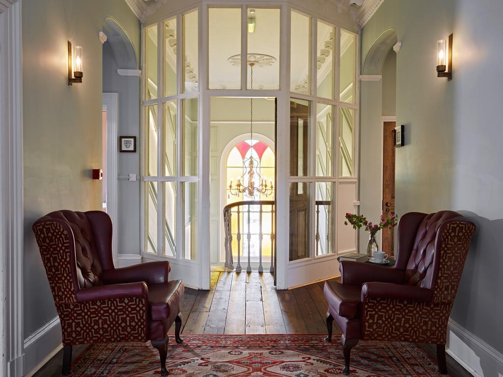 Bed and Breakfast Cotswold Grange Челтенхам Экстерьер фото The entrance to the hotel