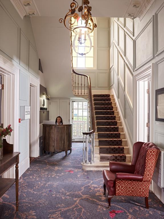 Bed and Breakfast Cotswold Grange Челтенхам Экстерьер фото The entrance hall