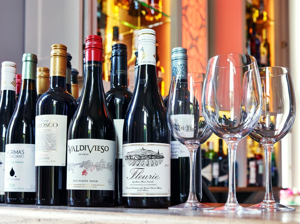 Bed and Breakfast Cotswold Grange Челтенхам Экстерьер фото Wine bottles