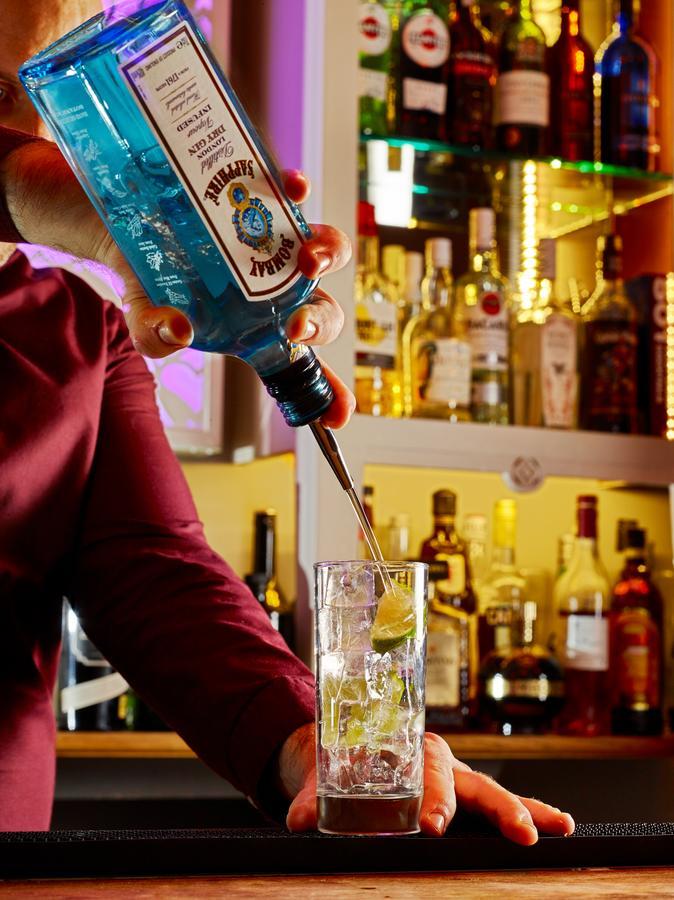 Bed and Breakfast Cotswold Grange Челтенхам Экстерьер фото A bartender pouring a bottle of Blue Curaçao liqueur