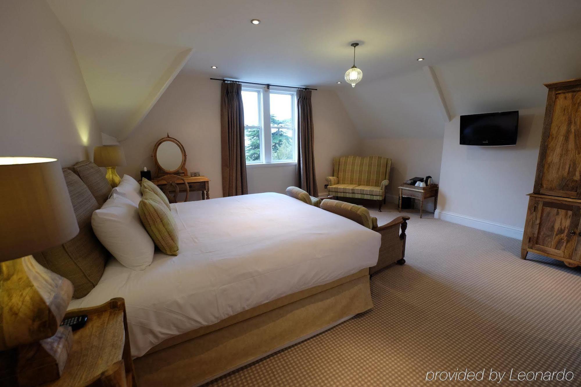 Bed and Breakfast Cotswold Grange Челтенхам Экстерьер фото A bedroom at The Old parsonage