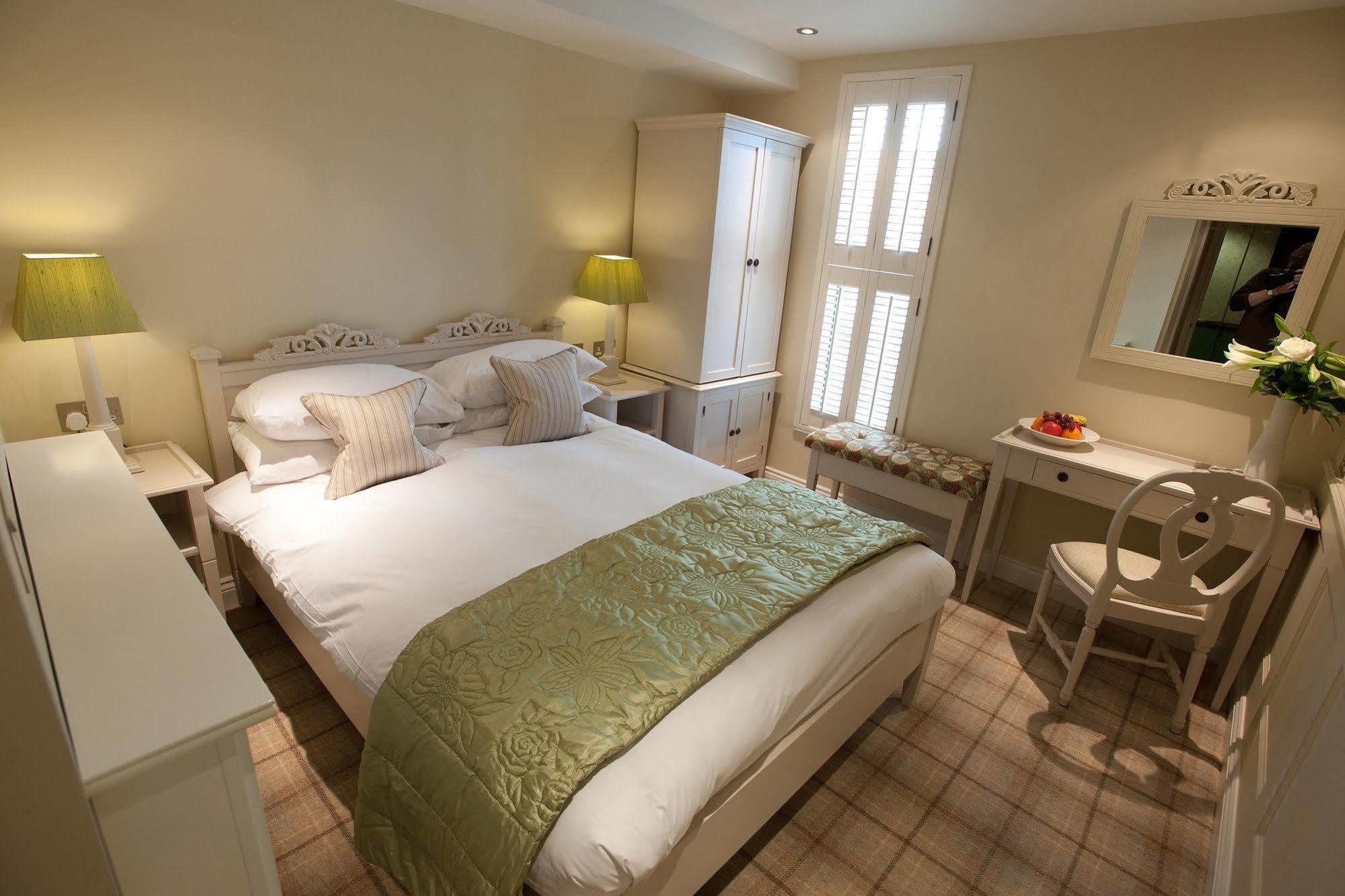 Bed and Breakfast Cotswold Grange Челтенхам Экстерьер фото A bedroom at The Old Vicarage