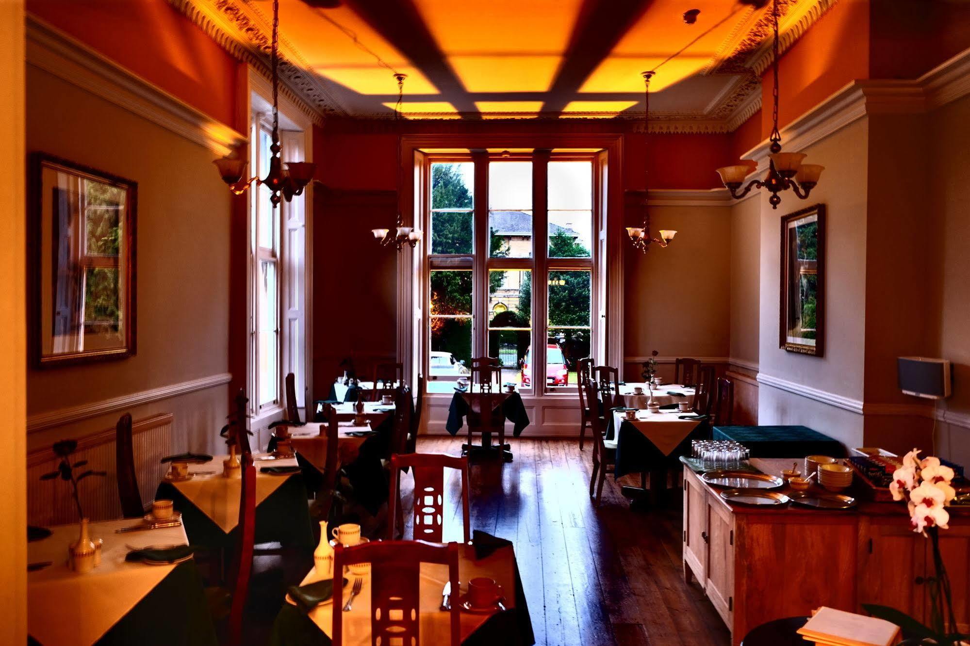 Bed and Breakfast Cotswold Grange Челтенхам Экстерьер фото The restaurant at the 1886 Crescent Hotel