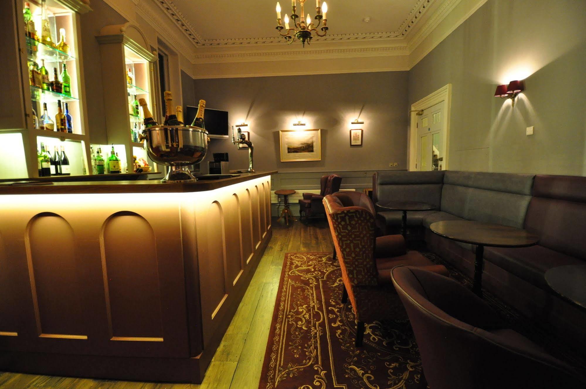 Bed and Breakfast Cotswold Grange Челтенхам Экстерьер фото The bar at the hotel