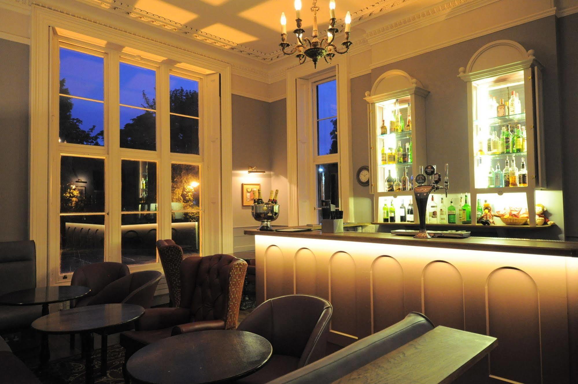 Bed and Breakfast Cotswold Grange Челтенхам Экстерьер фото The bar at the hotel