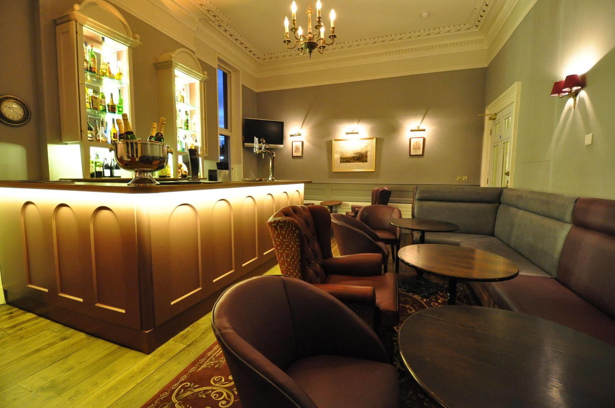 Bed and Breakfast Cotswold Grange Челтенхам Экстерьер фото The bar at the hotel