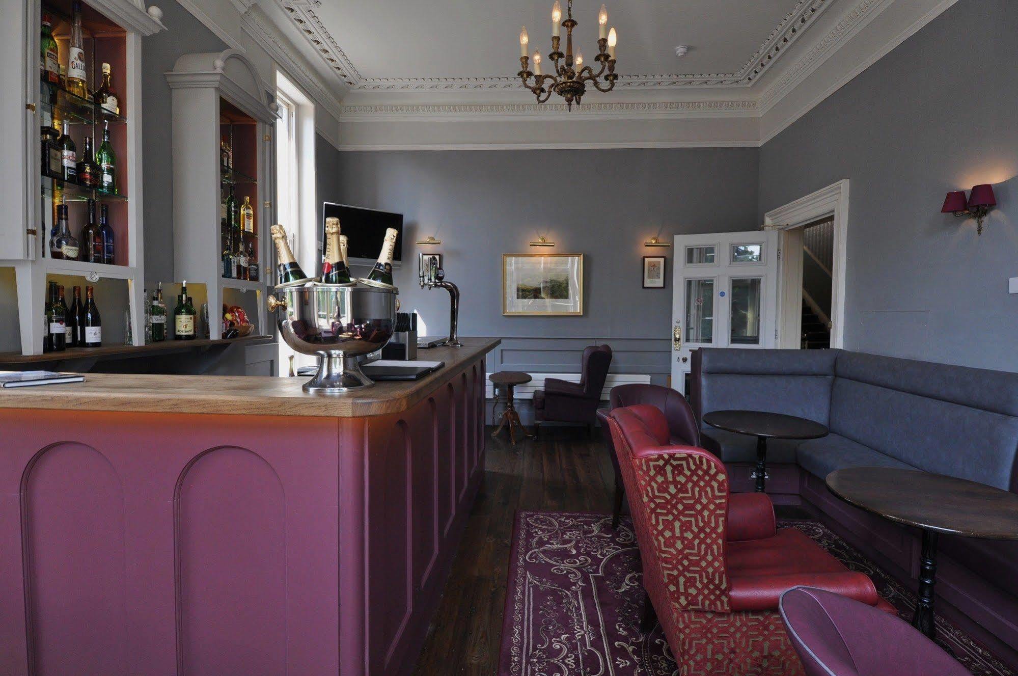 Bed and Breakfast Cotswold Grange Челтенхам Экстерьер фото The bar at the hotel