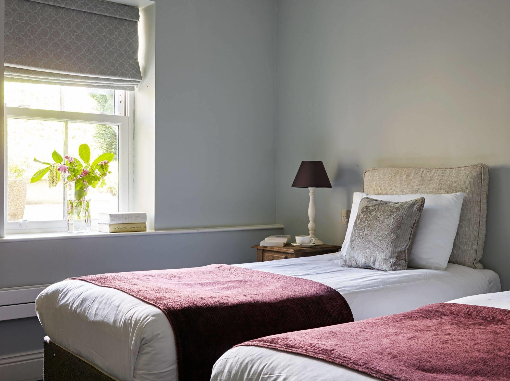 Bed and Breakfast Cotswold Grange Челтенхам Экстерьер фото A room at the hotel