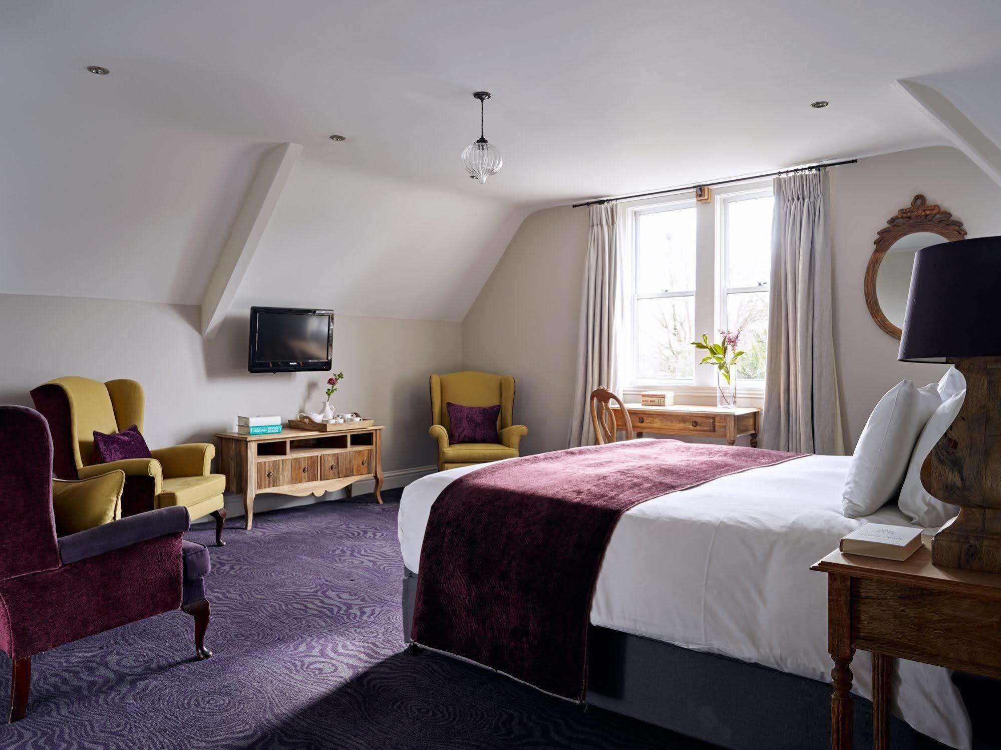 Bed and Breakfast Cotswold Grange Челтенхам Экстерьер фото A bedroom at The Swan Hotel