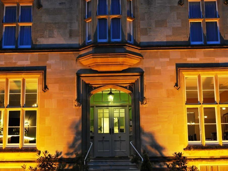Bed and Breakfast Cotswold Grange Челтенхам Экстерьер фото The entrance to the main building
